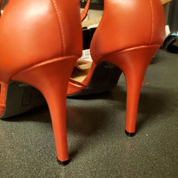CHRISTIAN SIRIANO HEELS SIZE 10 WIDE - Picture 9 of 13